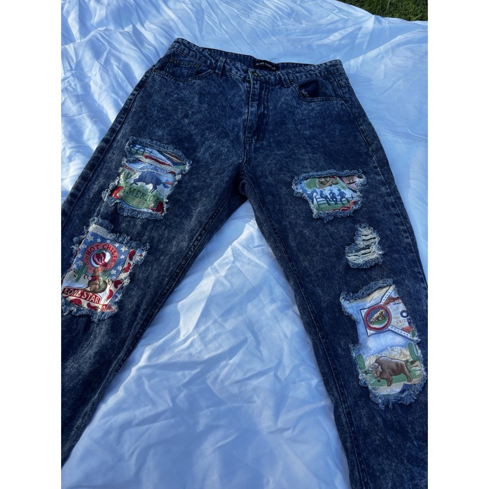 JC & JQ Juniors Blue, Distressed Western / Texas Theme Jeans. Size L